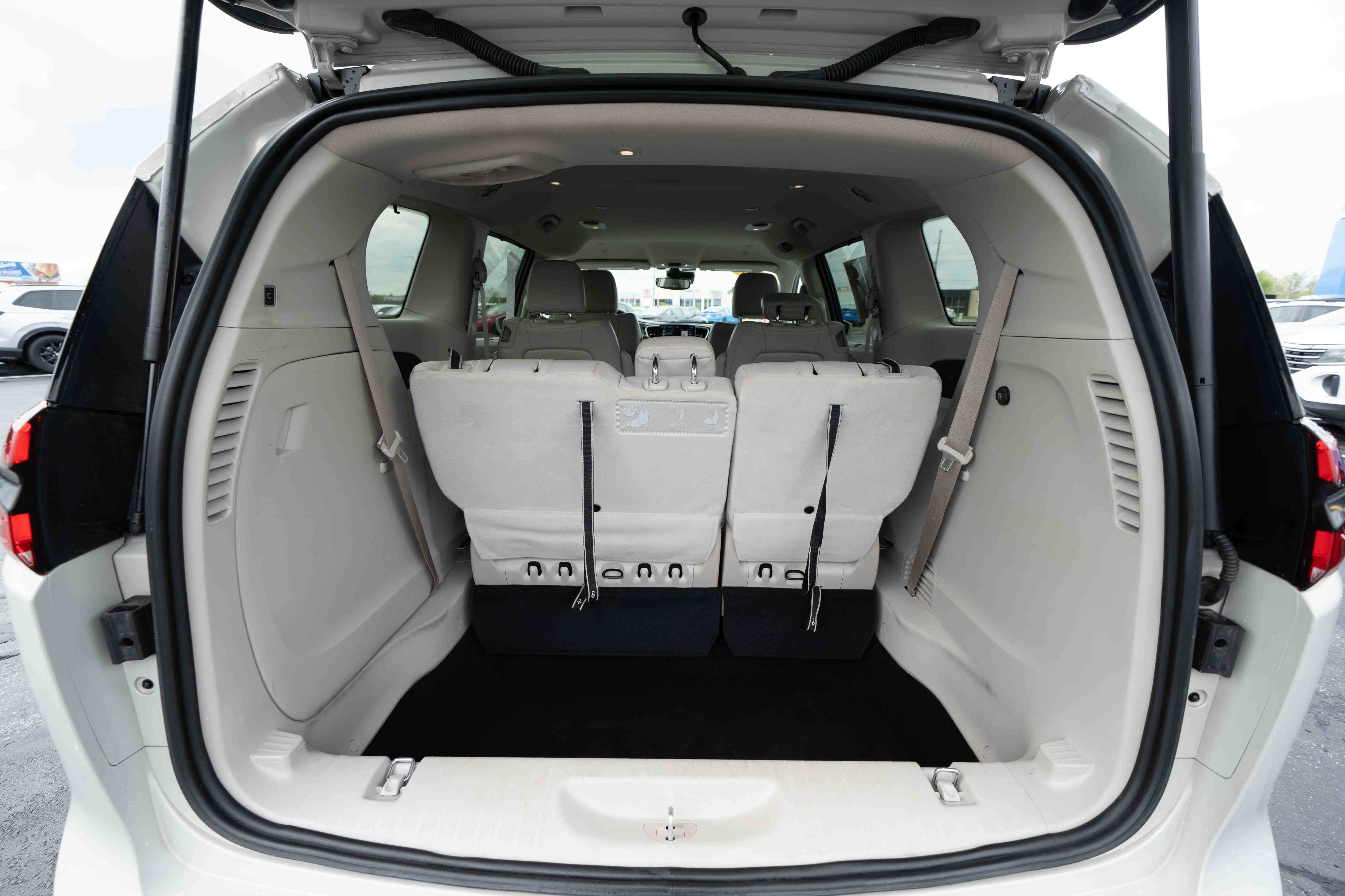 Used 2021 Chrysler Pacifica Touring-L FWD image 28