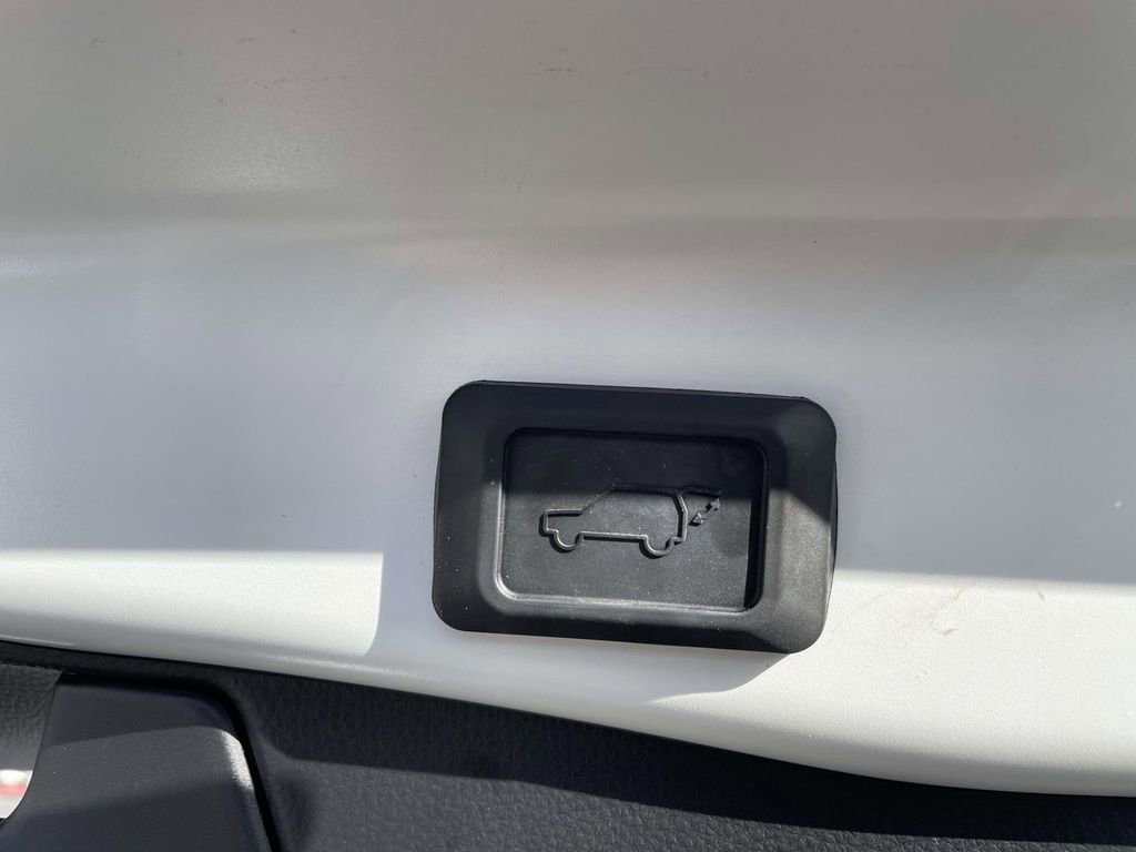 Used 2025 Toyota RAV4 XSE AWD/4WD image 48