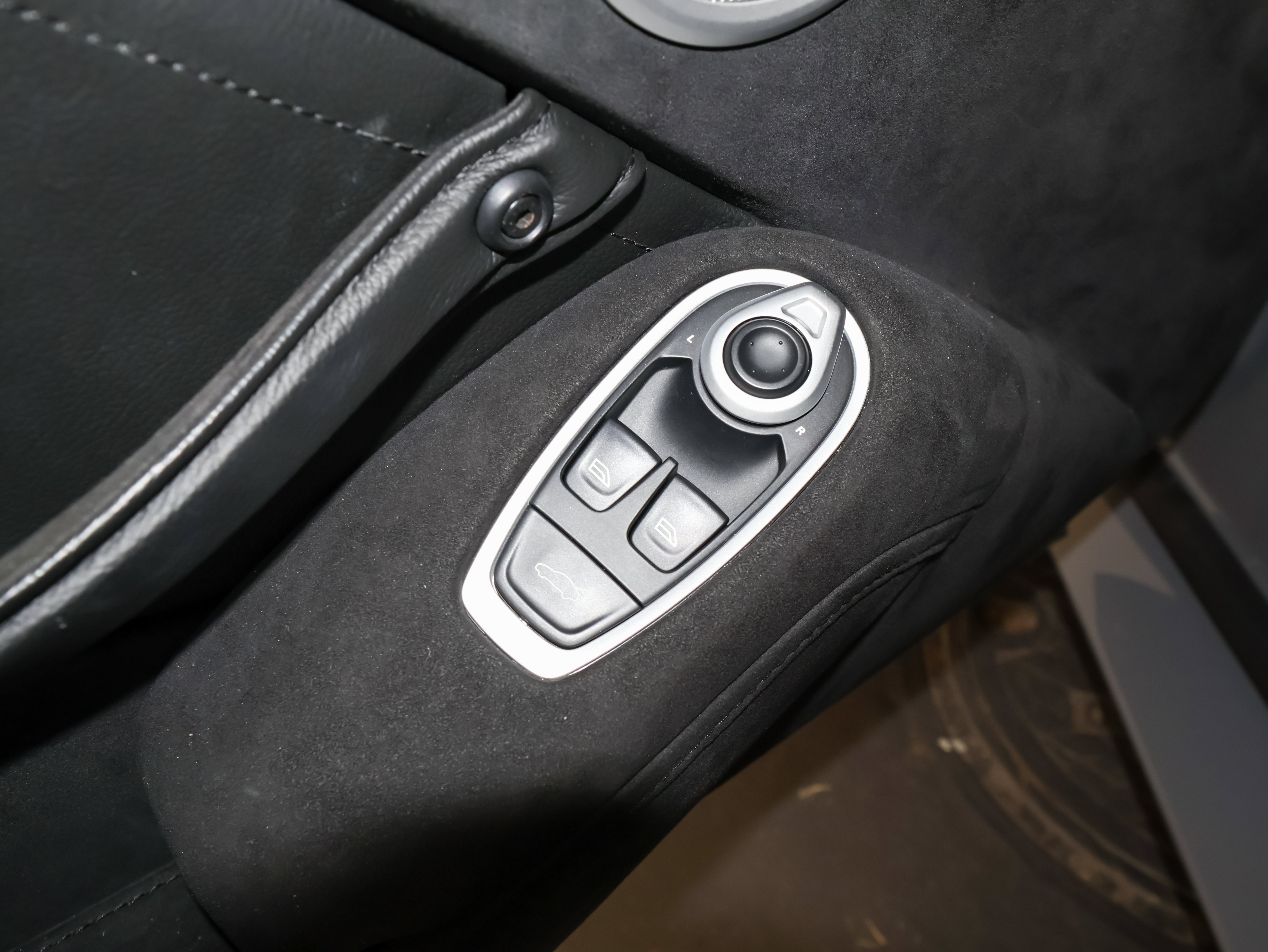 Used 2021 Aston Martin V8 Vantage Coupe RWD image 16