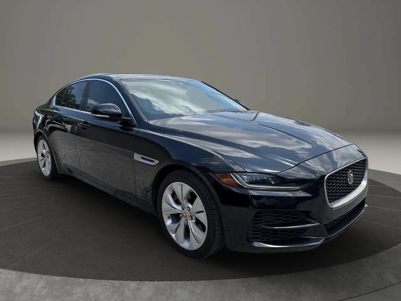 Used 2020 Jaguar XE S RWD image 7