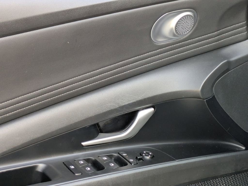 Used 2025 Hyundai Elantra SEL image 13