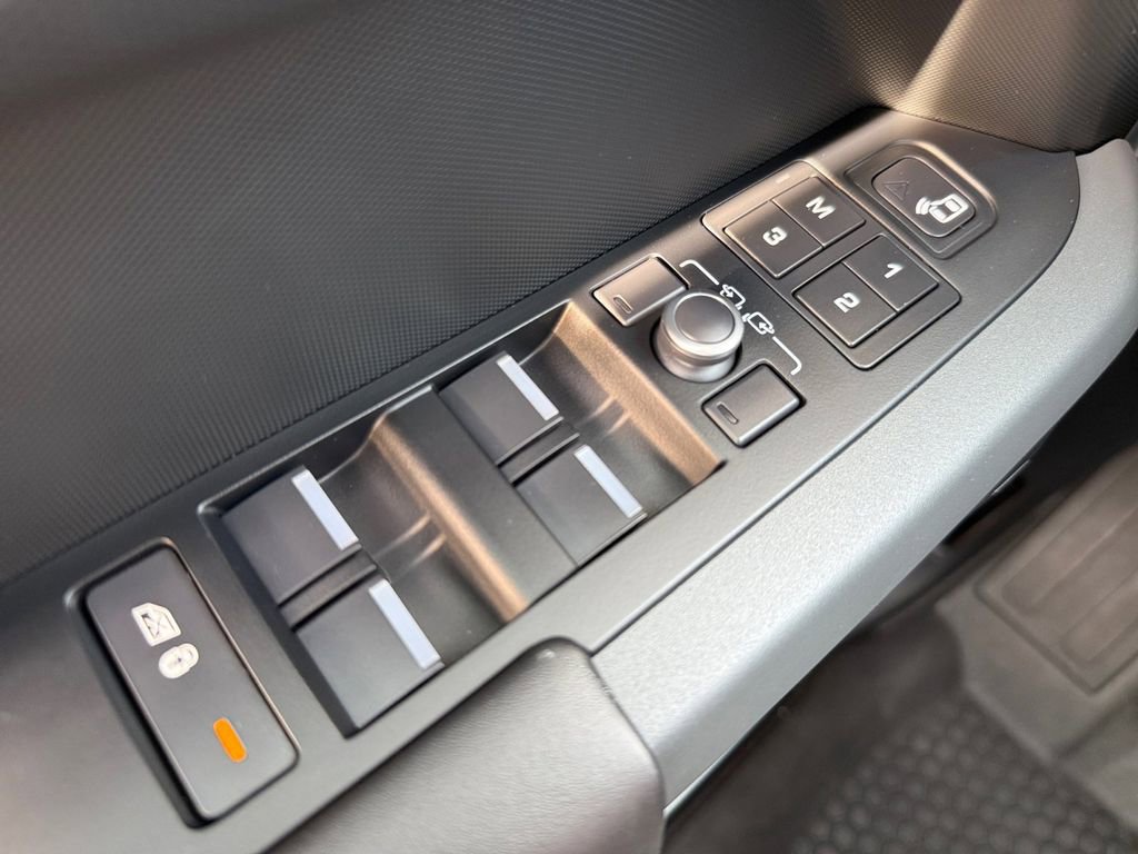 Used 2023 Land Rover Defender 110 X image 24