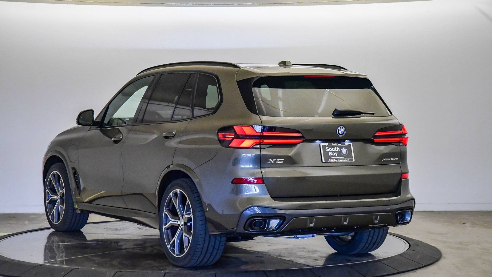 New 2026 BMW X5 xDrive50e w/ M Sport Package AWD/4WD image 2