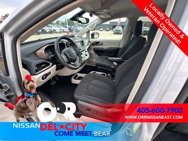Used 2023 Chrysler Voyager LX FWD image 13