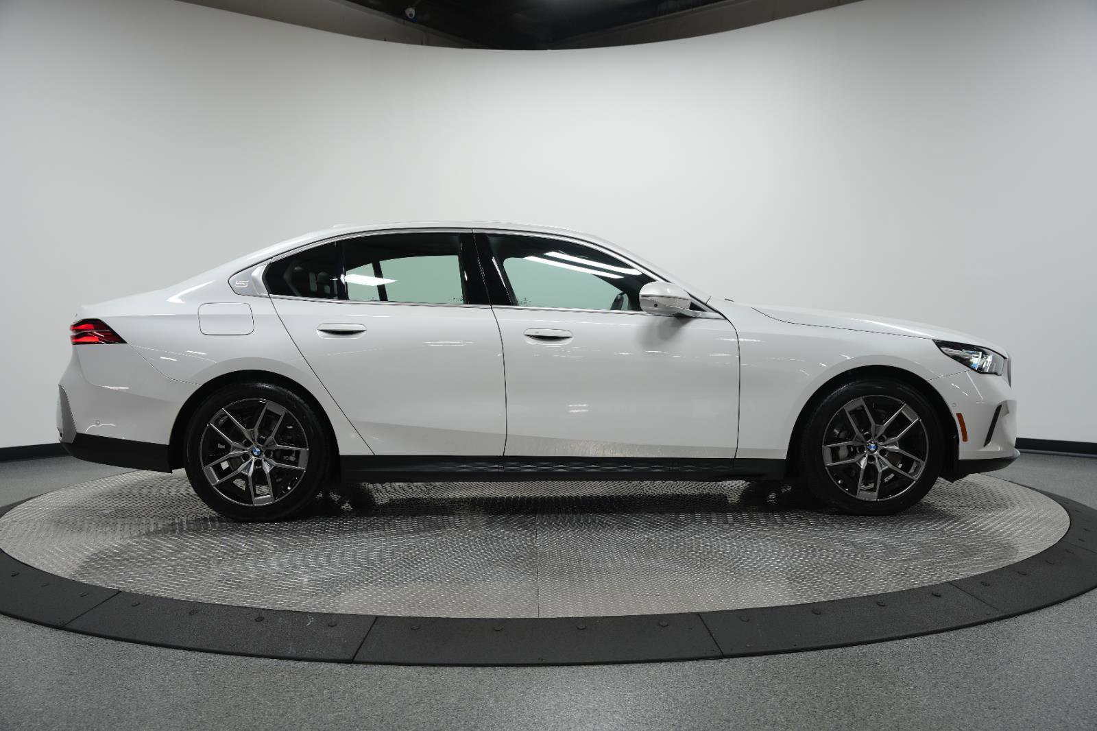 Used 2026 BMW 530i xDrive w/ Premium Package image 9