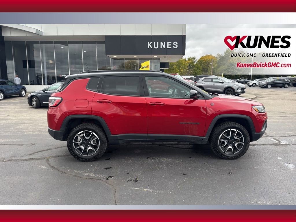 Used 2025 Jeep Compass Trailhawk image 4
