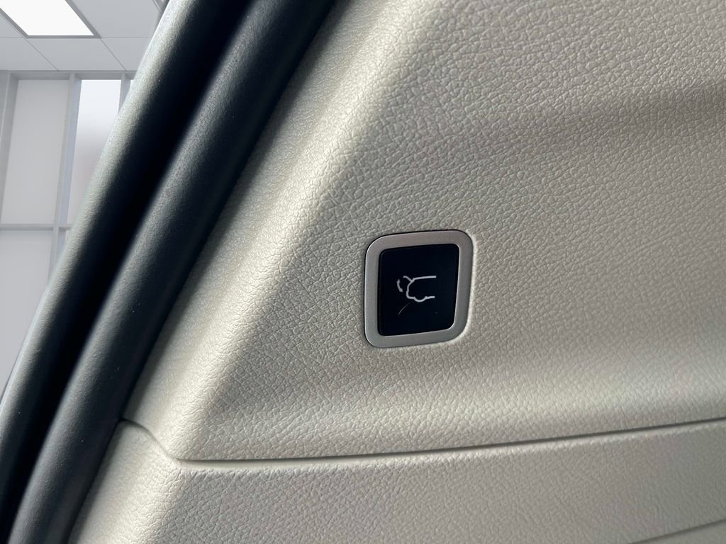 Used 2024 Chrysler Pacifica Touring-L image 14
