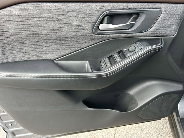 Used 2023 Nissan Rogue SV image 24