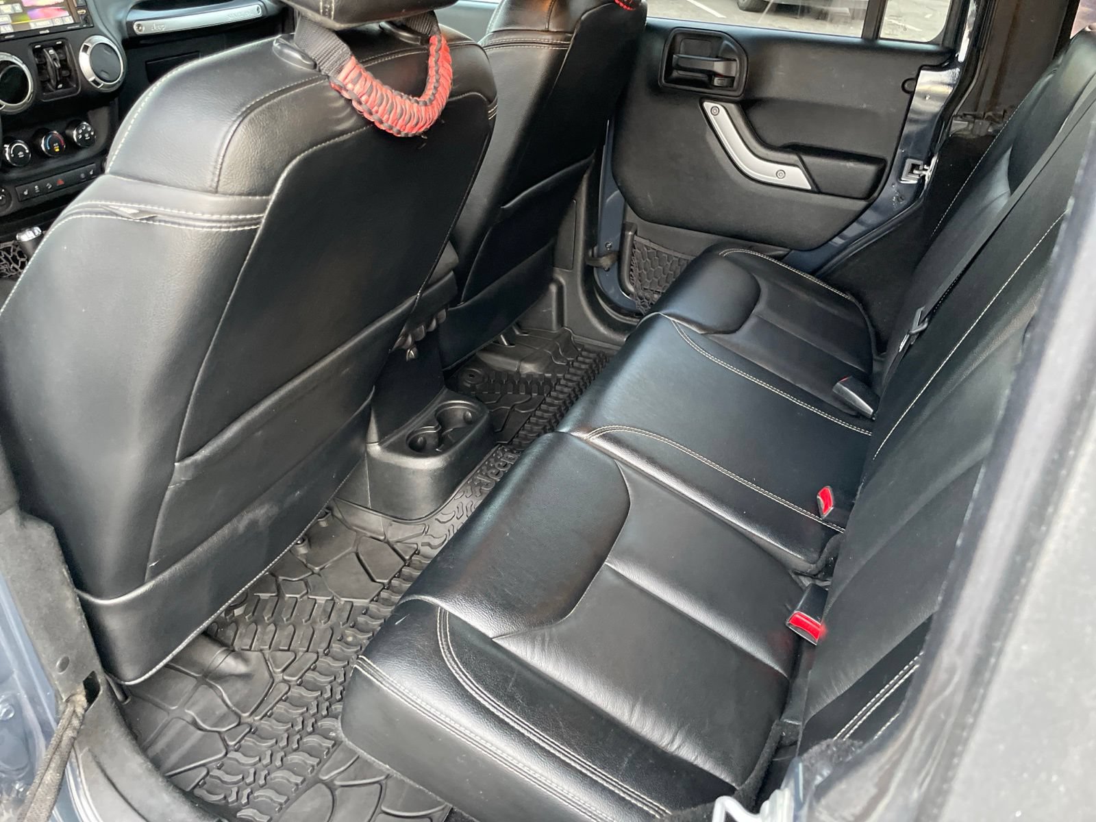 Used 2017 Jeep Wrangler Unlimited Sahara w/ Connectivity Group AWD/4WD image 16