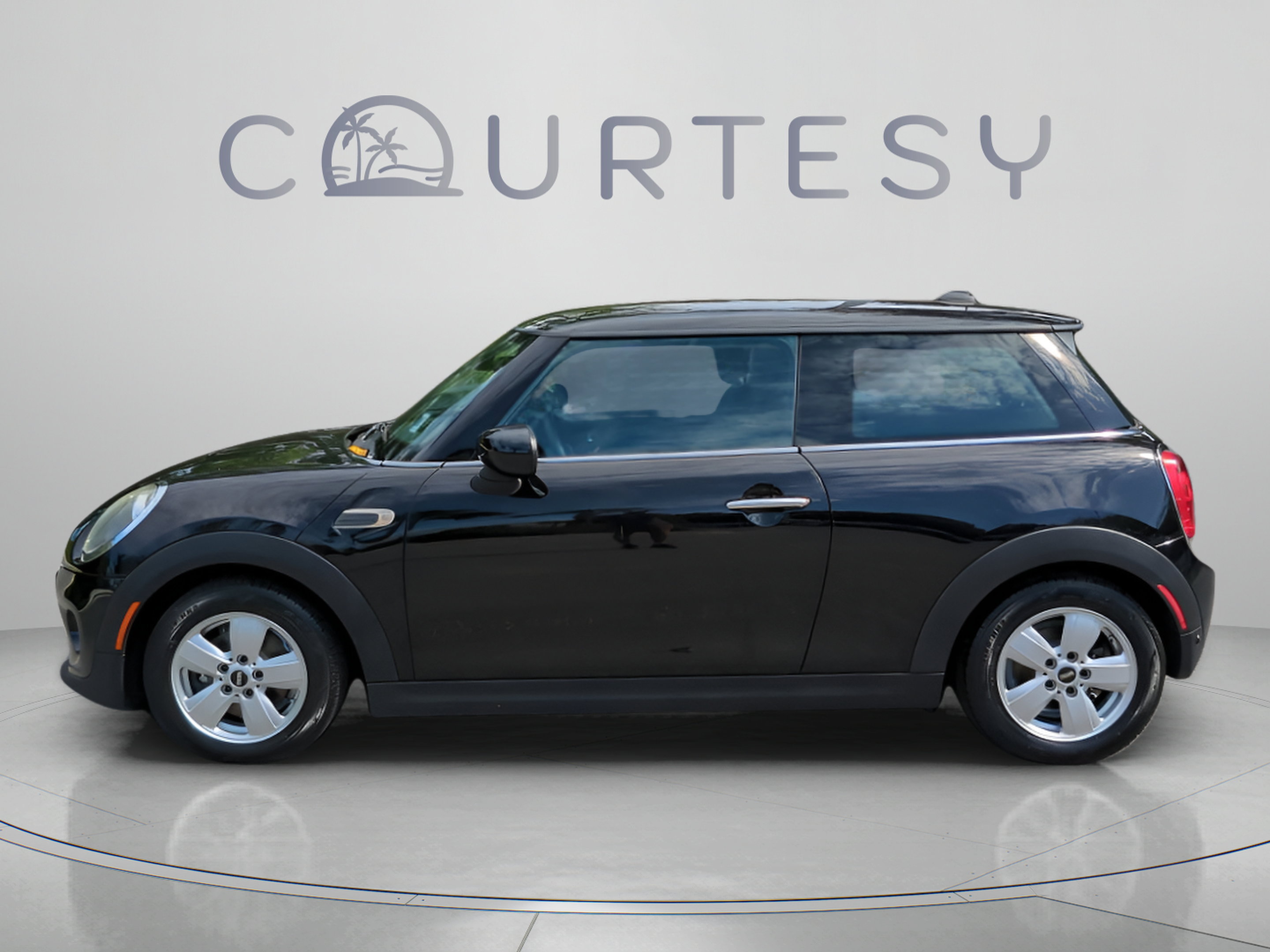 Used 2021 MINI Cooper 2-Door Hardtop FWD image 4
