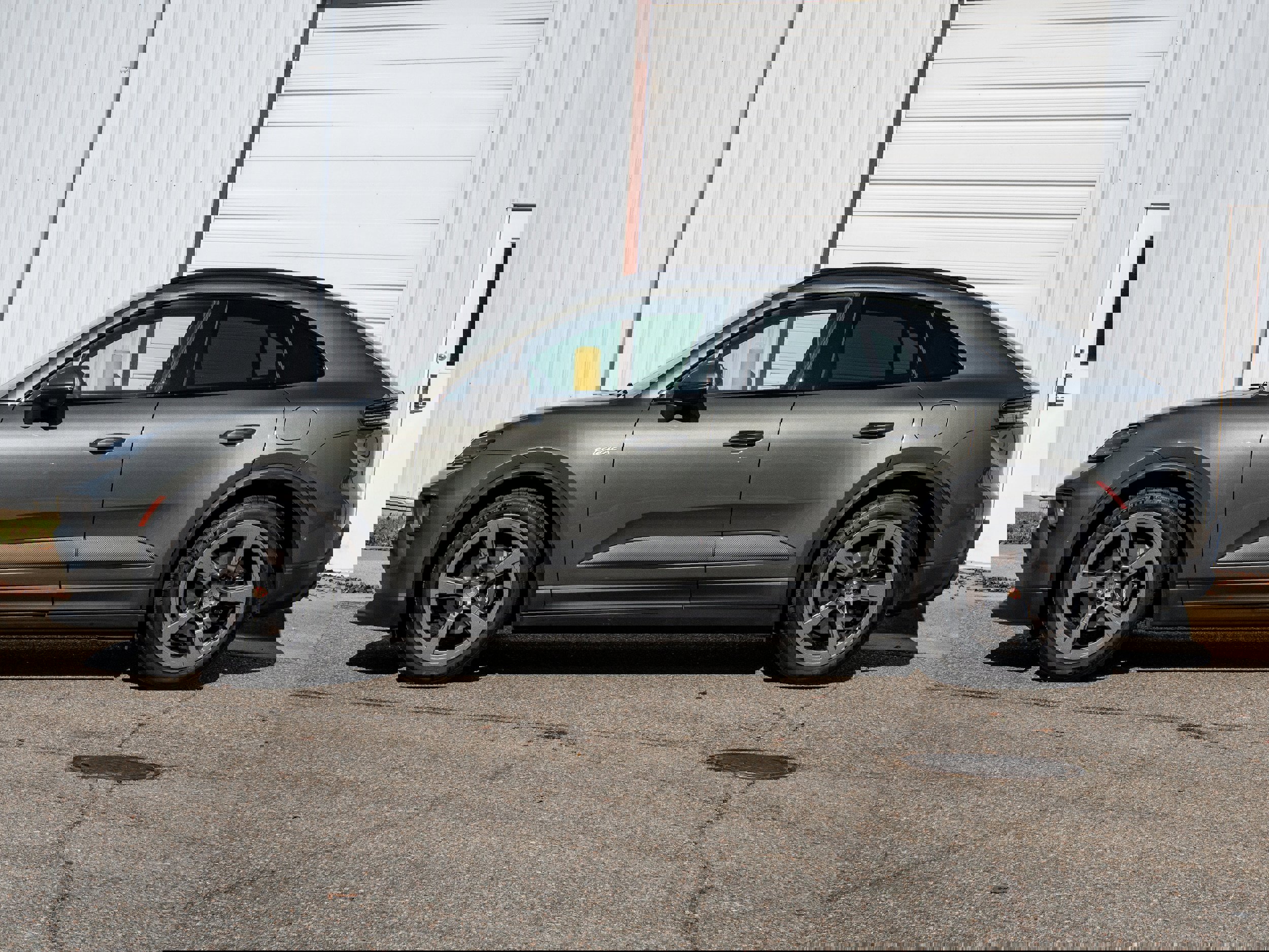 Certified 2025 Porsche Macan Electric image 2