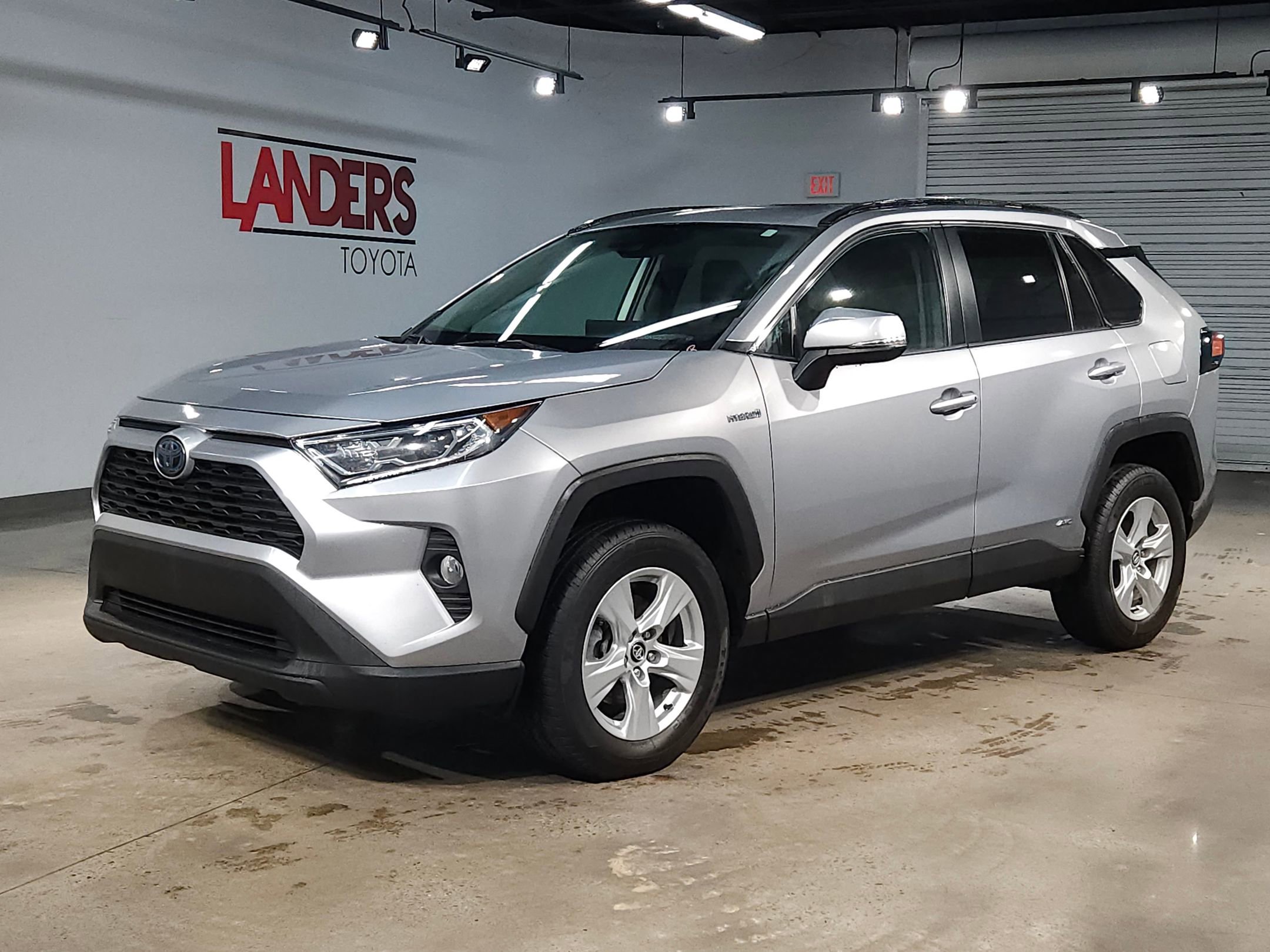 Used 2020 Toyota RAV4 XLE w/ Convenience Package image 3