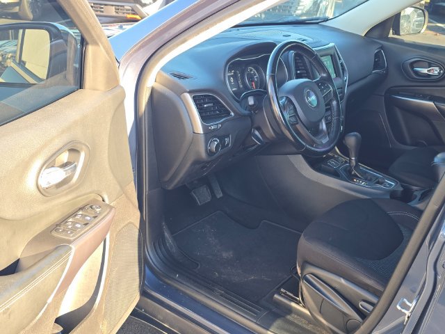 Used 2020 Jeep Cherokee Latitude w/ Cold Weather Group FWD image 9