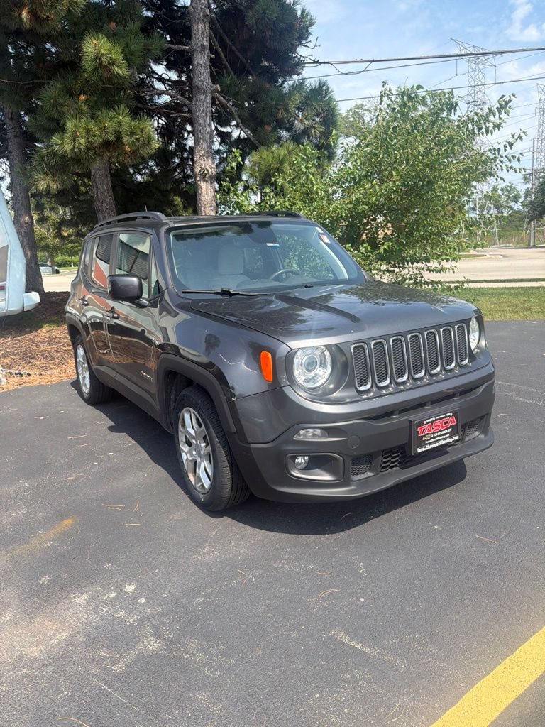 Used 2018 Jeep Renegade Latitude w/ UConnect 8.4 Nav Group FWD image 4