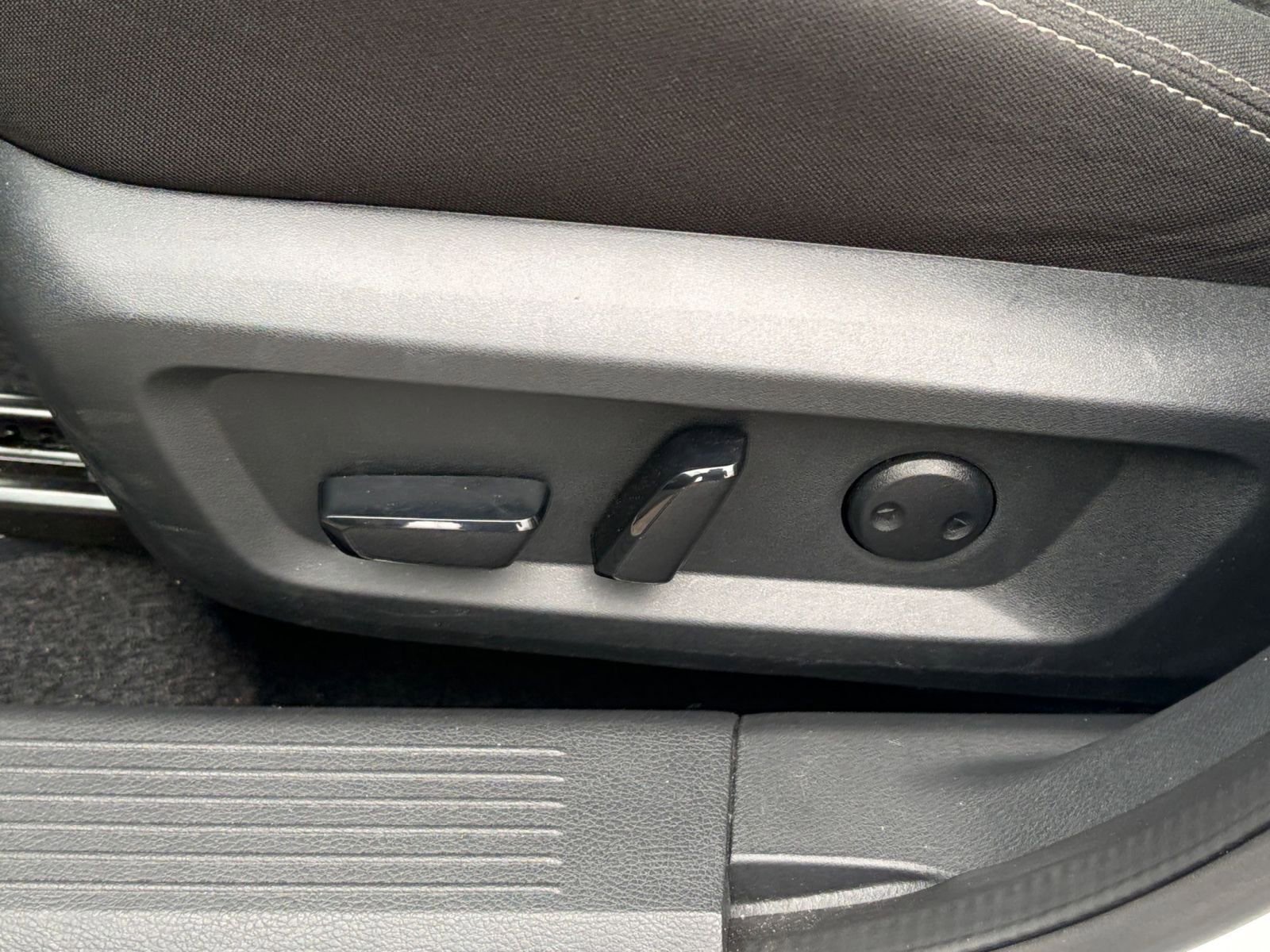 Used 2025 Nissan Rogue SV AWD/4WD image 23