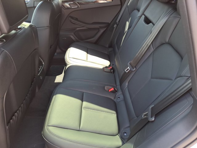 Used 2025 Porsche Macan image 19