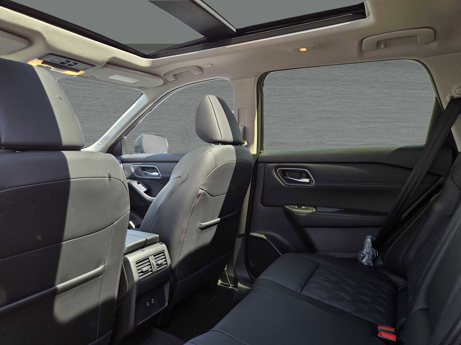 Used 2025 Nissan Rogue Platinum image 12