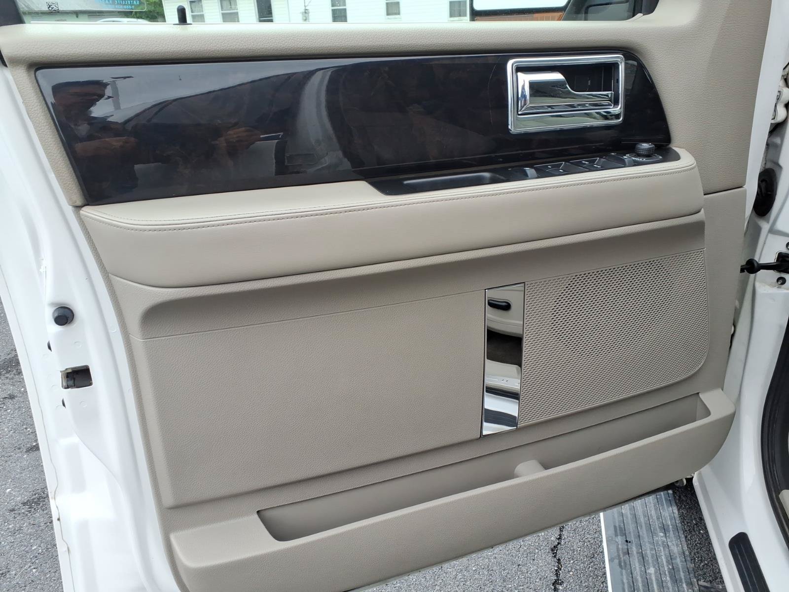 Used 2017 Lincoln Navigator L Select AWD/4WD image 10