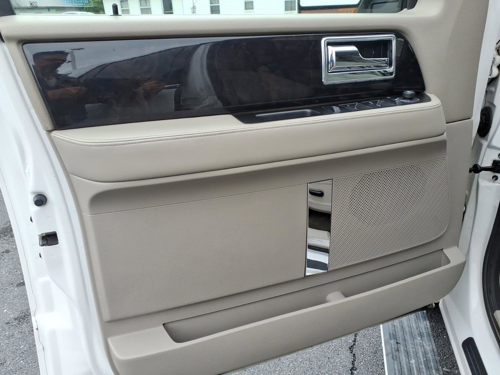 Used 2017 Lincoln Navigator L Select AWD/4WD image 10