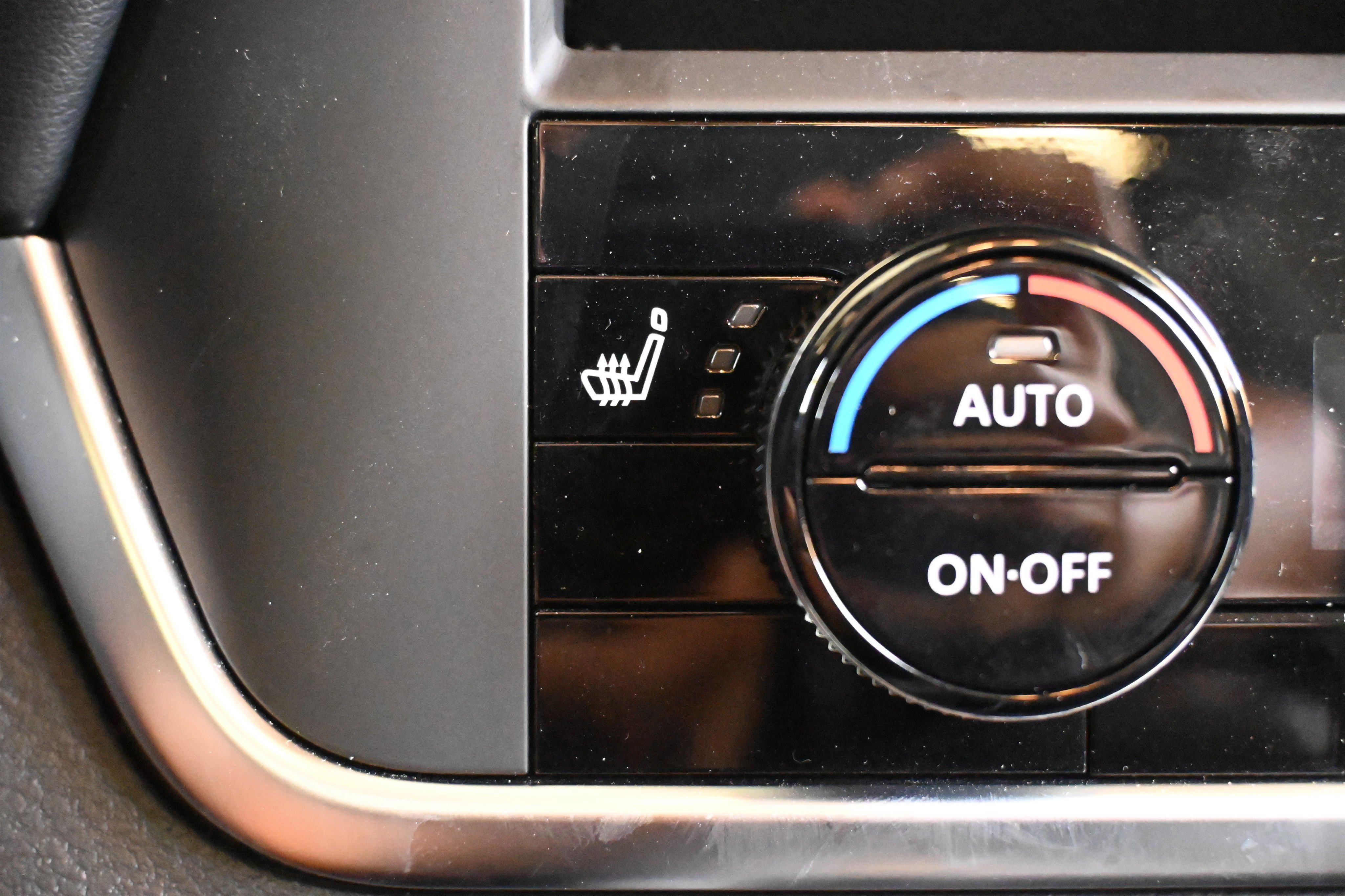Used 2025 Nissan Rogue SV w/ Rock Creek Premium Package image 32