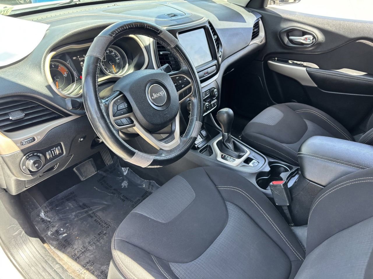 Used 2017 Jeep Cherokee Latitude w/ Comfort & Sound Group FWD image 16