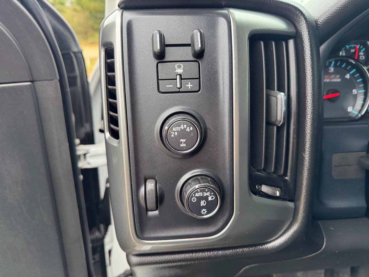 Used 2018 Chevrolet Silverado 1500 LT w/ All Star Edition AWD/4WD image 27