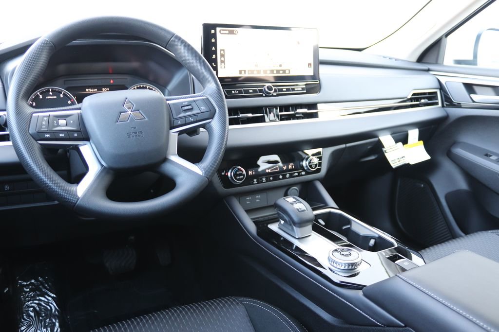 New 2026 Mitsubishi Outlander ES image 6