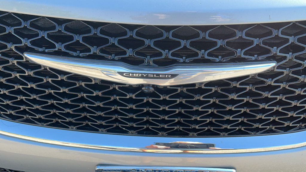 Used 2024 Chrysler Pacifica Touring-L FWD image 37
