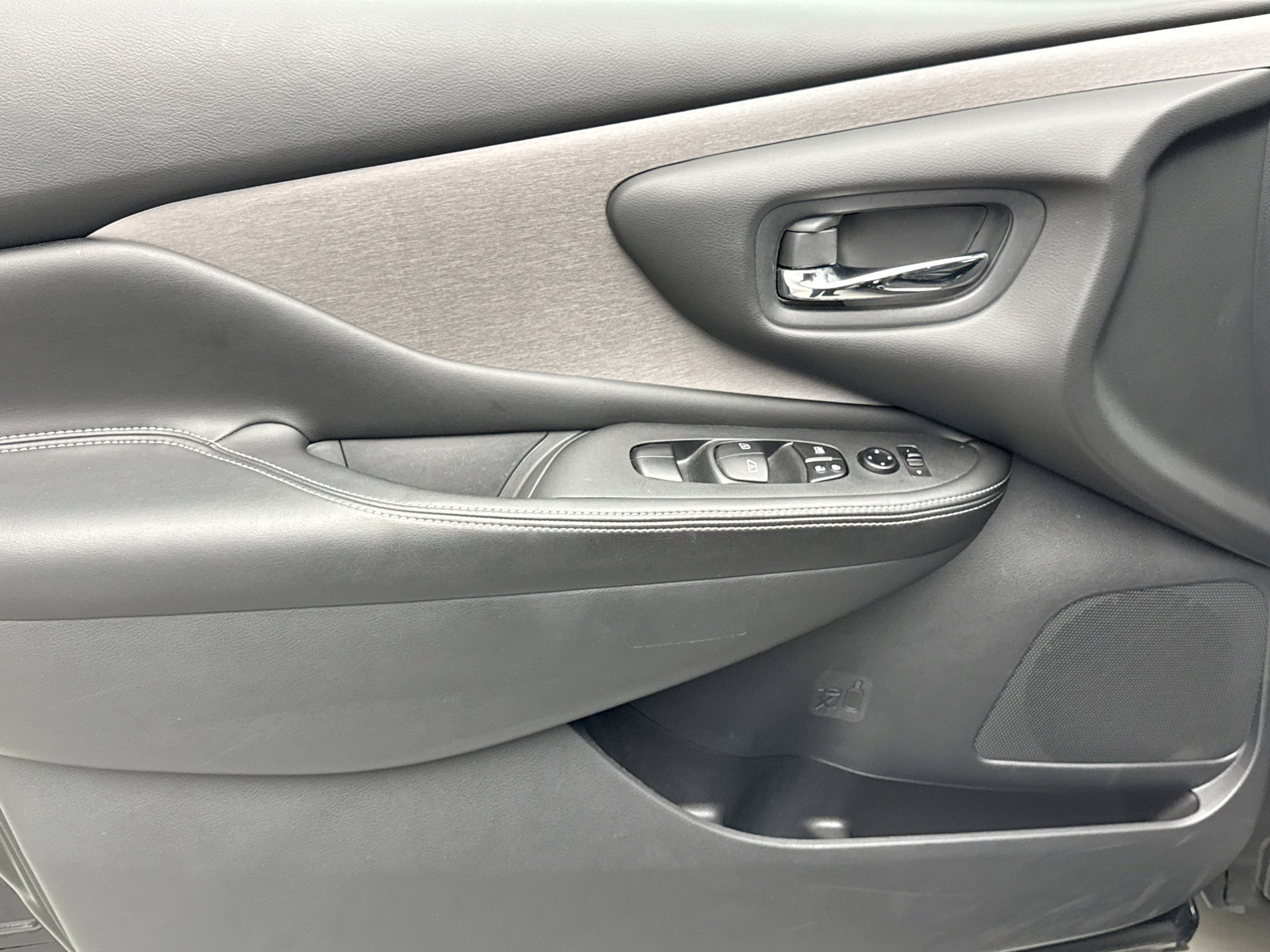 Used 2024 Nissan Murano SV w/ SV Midnight Edition Package image 9