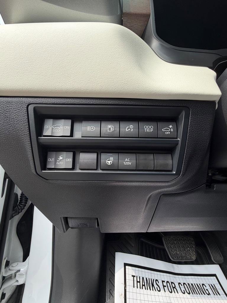 Used 2025 Toyota Sequoia Capstone AWD/4WD image 10