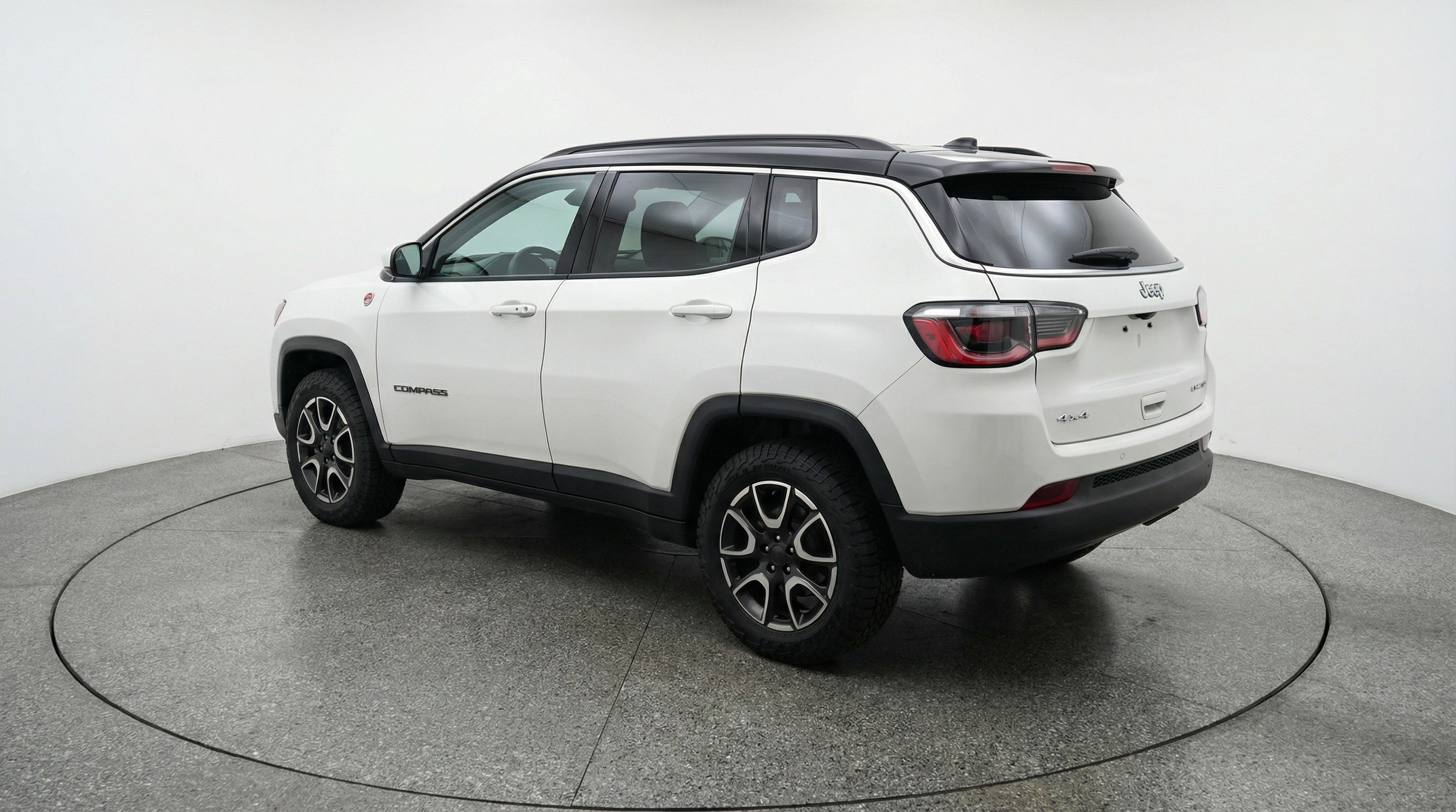 Used 2025 Jeep Compass Trailhawk image 6