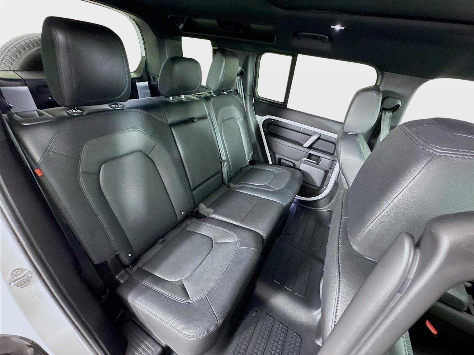 Used 2024 Land Rover Defender 110 X-Dynamic SE image 30