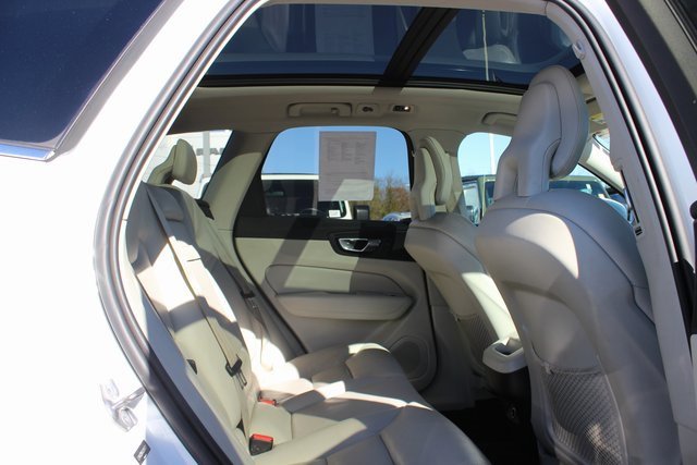 Used 2018 Volvo XC60 T6 Momentum w/ Advanced Package image 30