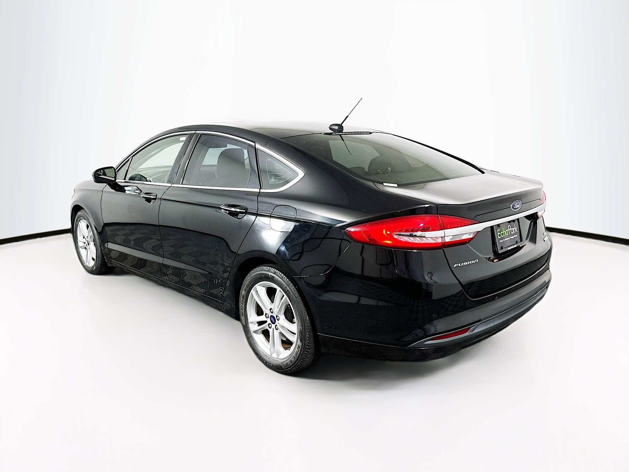 Used 2018 Ford Fusion SE w/ Fusion SE Technology Package FWD image 5