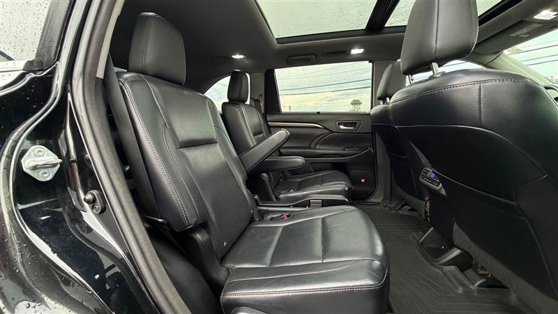Used 2015 Toyota Highlander Limited Platinum AWD/4WD image 38