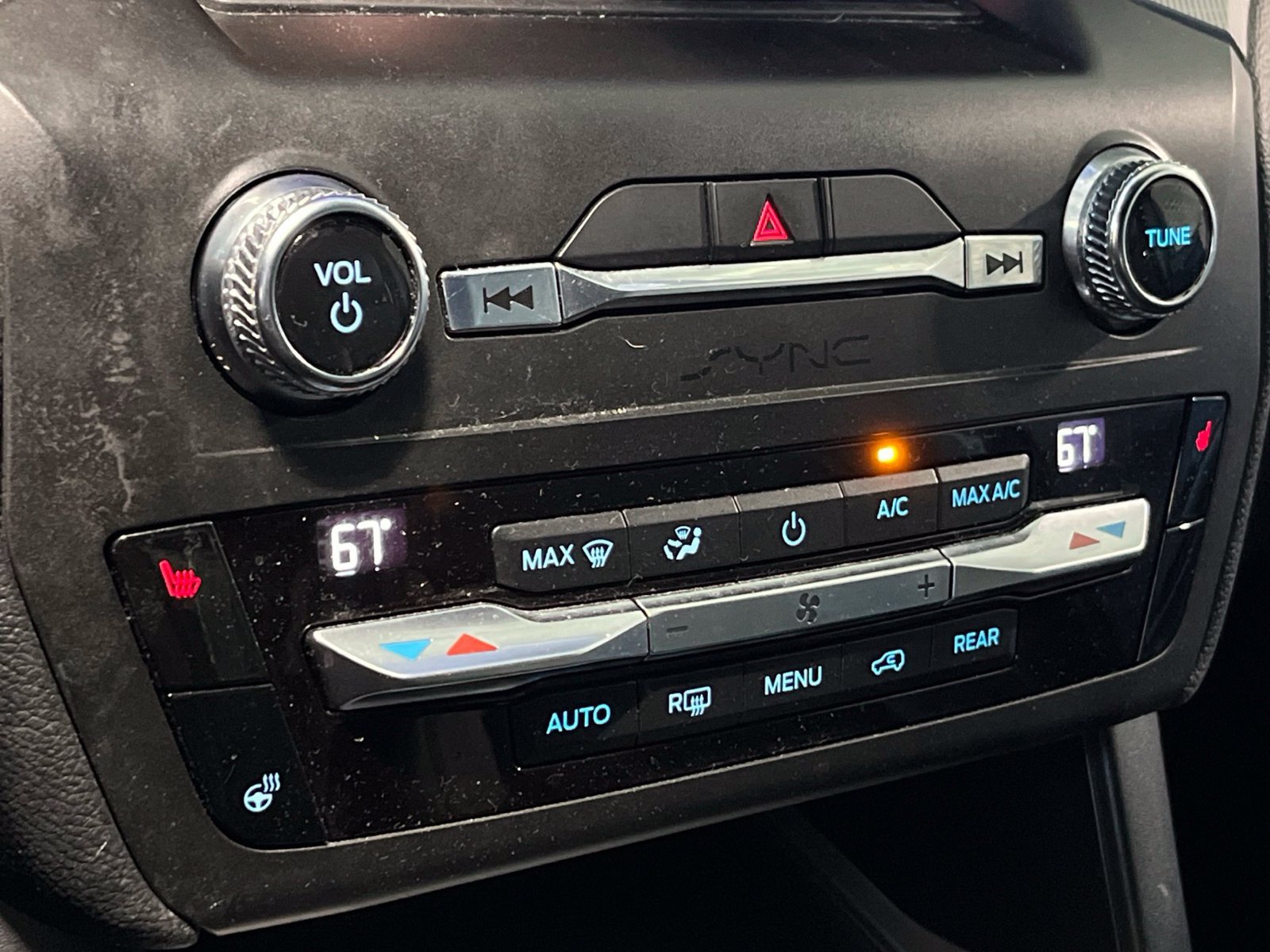 Used 2020 Ford Explorer XLT w/ Equipment Group 202A AWD/4WD image 24