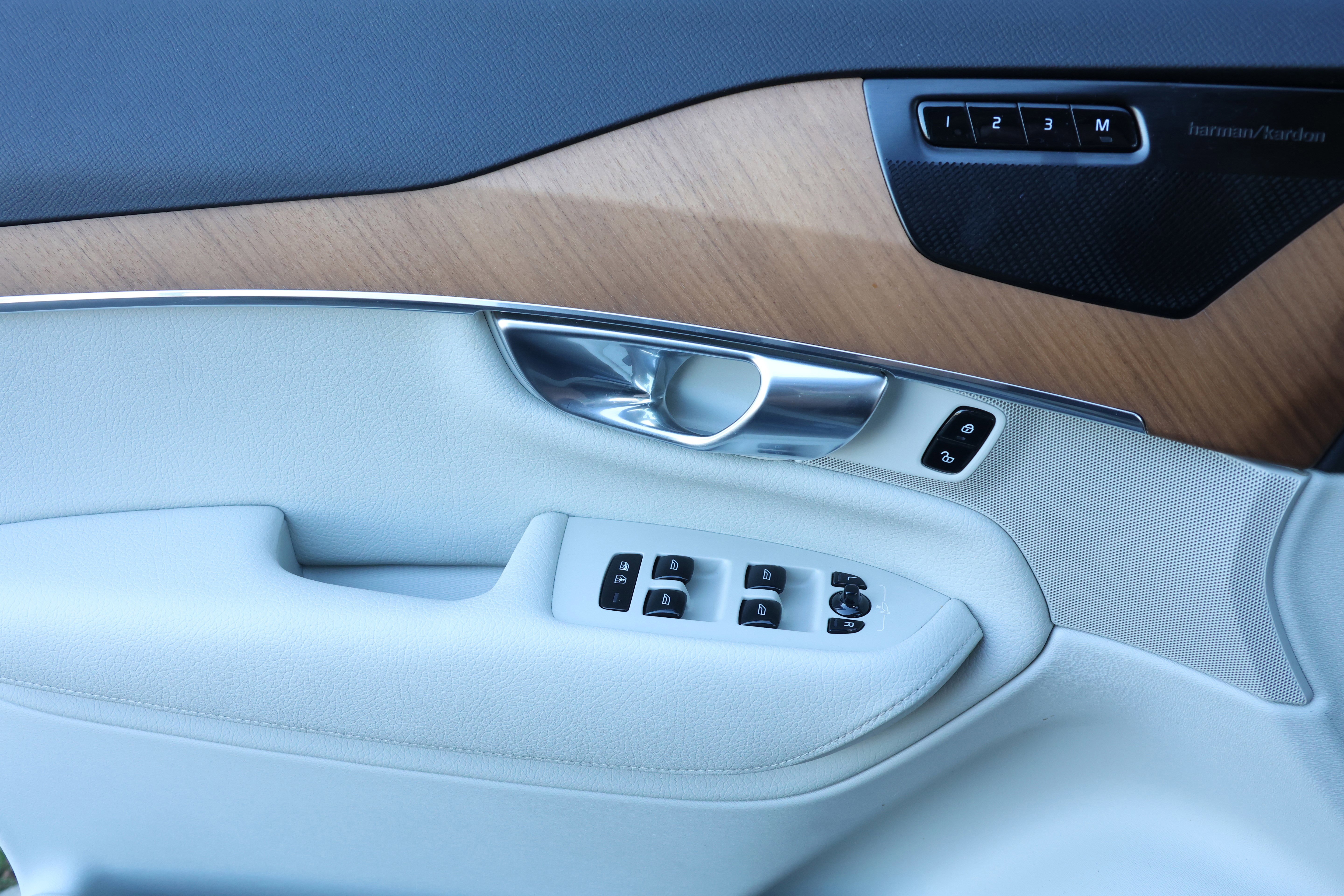 Used 2022 Volvo XC90 T6 Momentum w/ Advanced Package image 12