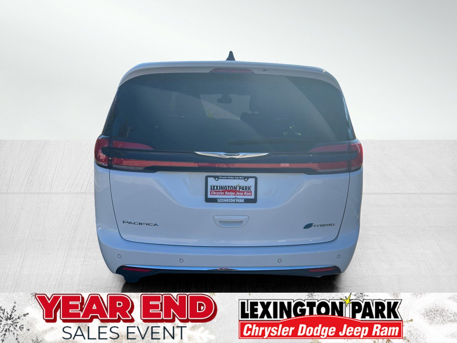 Used 2024 Chrysler Pacifica Select w/ Uconnect Theater Family Group image 6