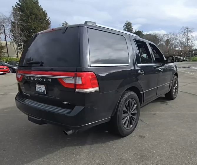 Used 2015 Lincoln Navigator image 18