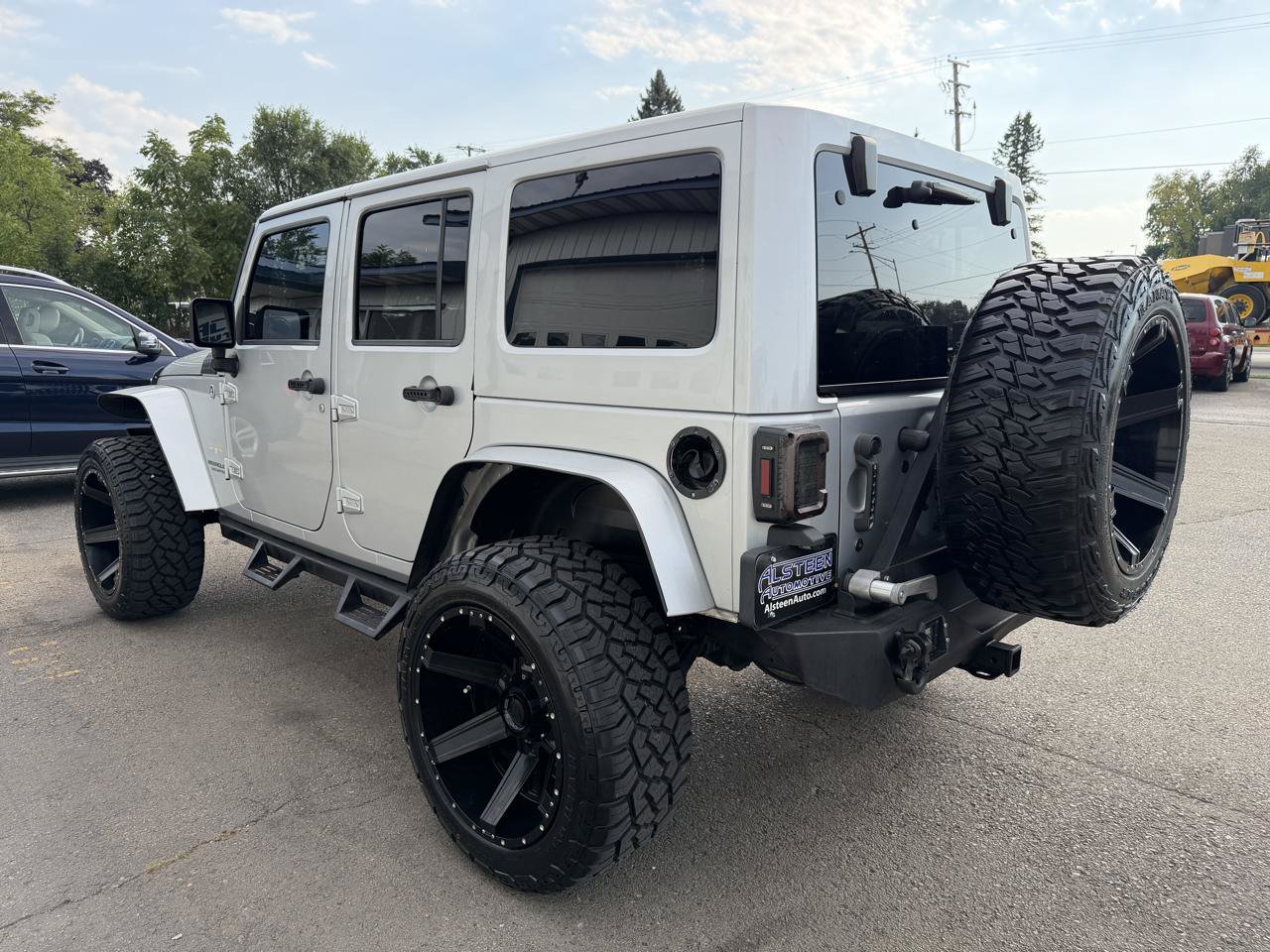 Used 2012 Jeep Wrangler Unlimited Sahara w/ Dual Top Group AWD/4WD image 5