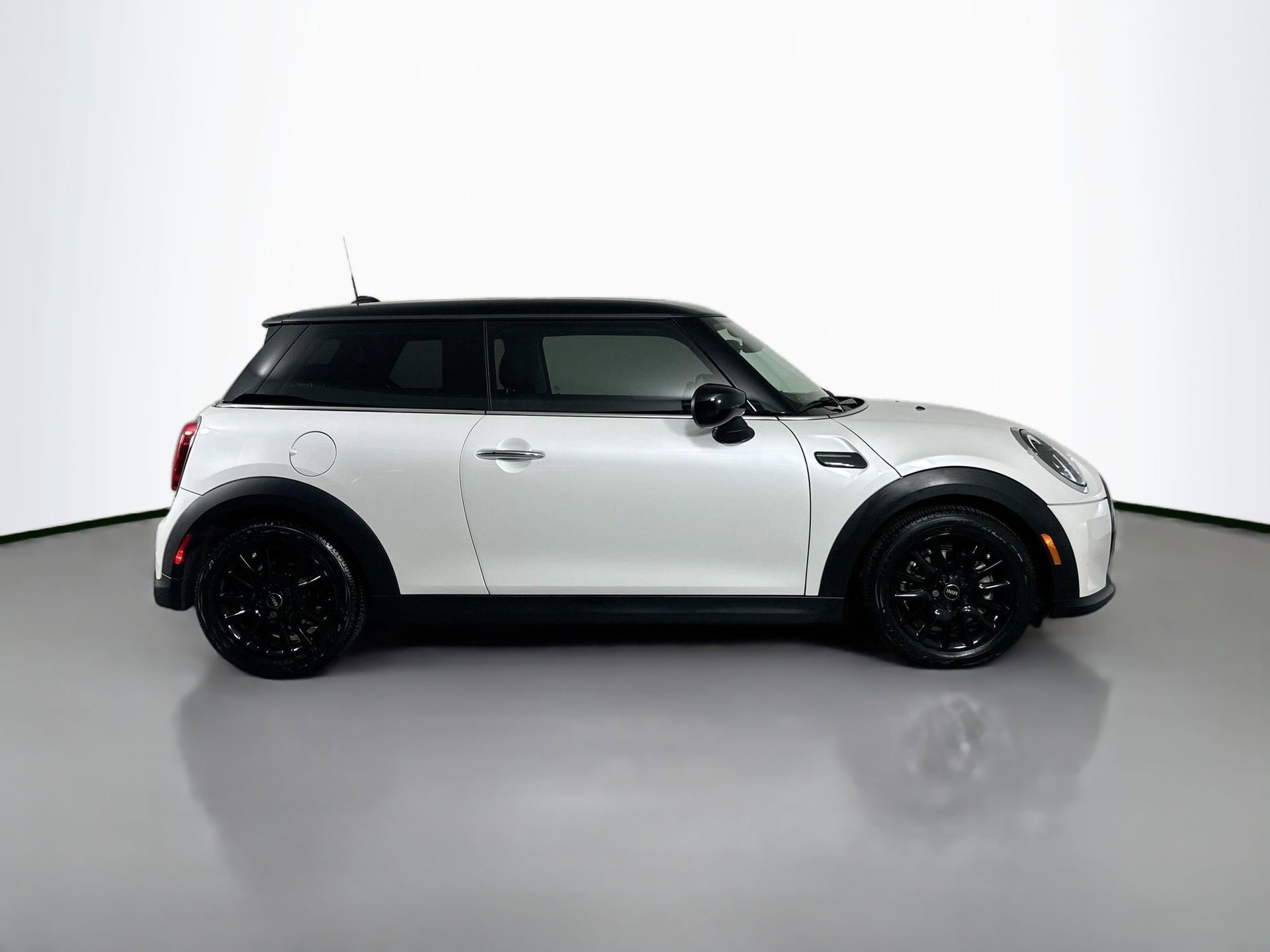 Used 2023 MINI Cooper 2-Door Hardtop image 5