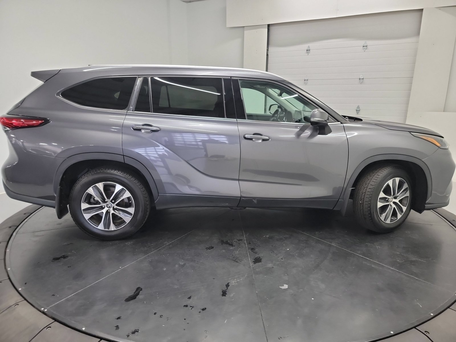 Used 2022 Toyota Highlander XLE AWD/4WD image 11
