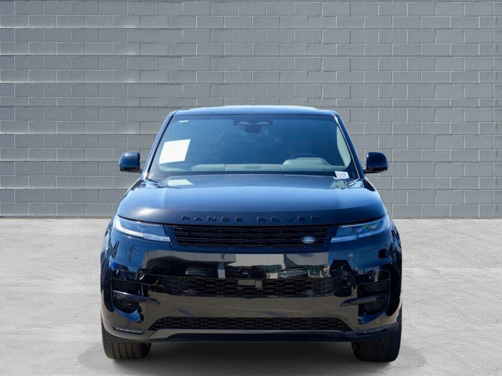 Used 2025 Land Rover Range Rover Sport SE AWD/4WD image 2