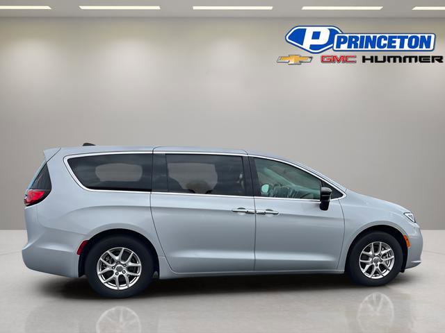 Used 2024 Chrysler Pacifica Touring-L FWD image 5