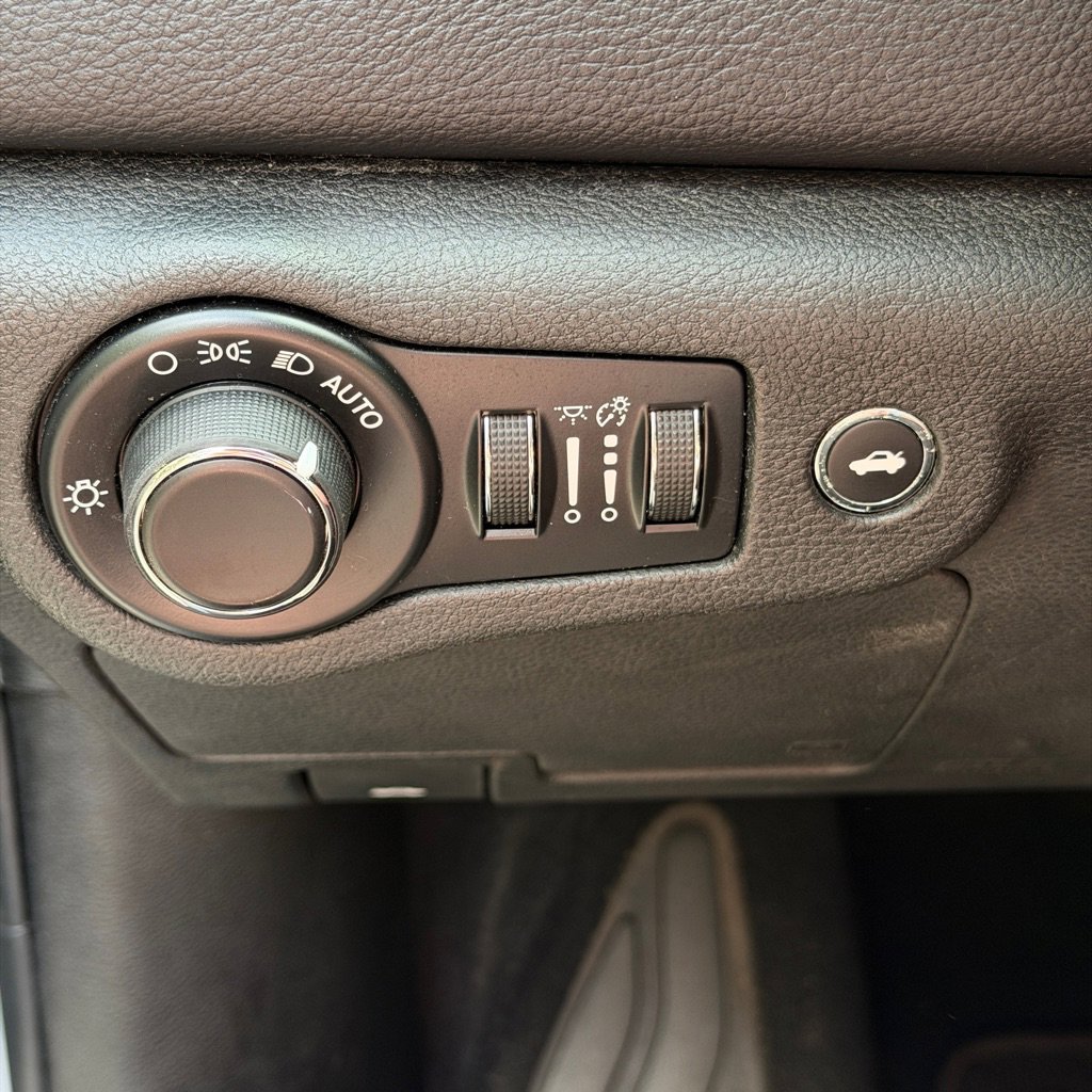 Used 2015 Chrysler 200 Limited image 38