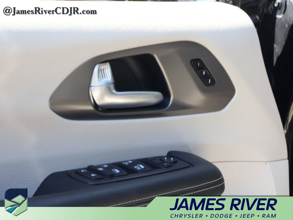 Used 2024 Chrysler Pacifica Touring-L FWD image 21