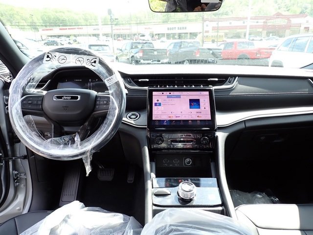 New 2025 Jeep Grand Cherokee Limited image 14