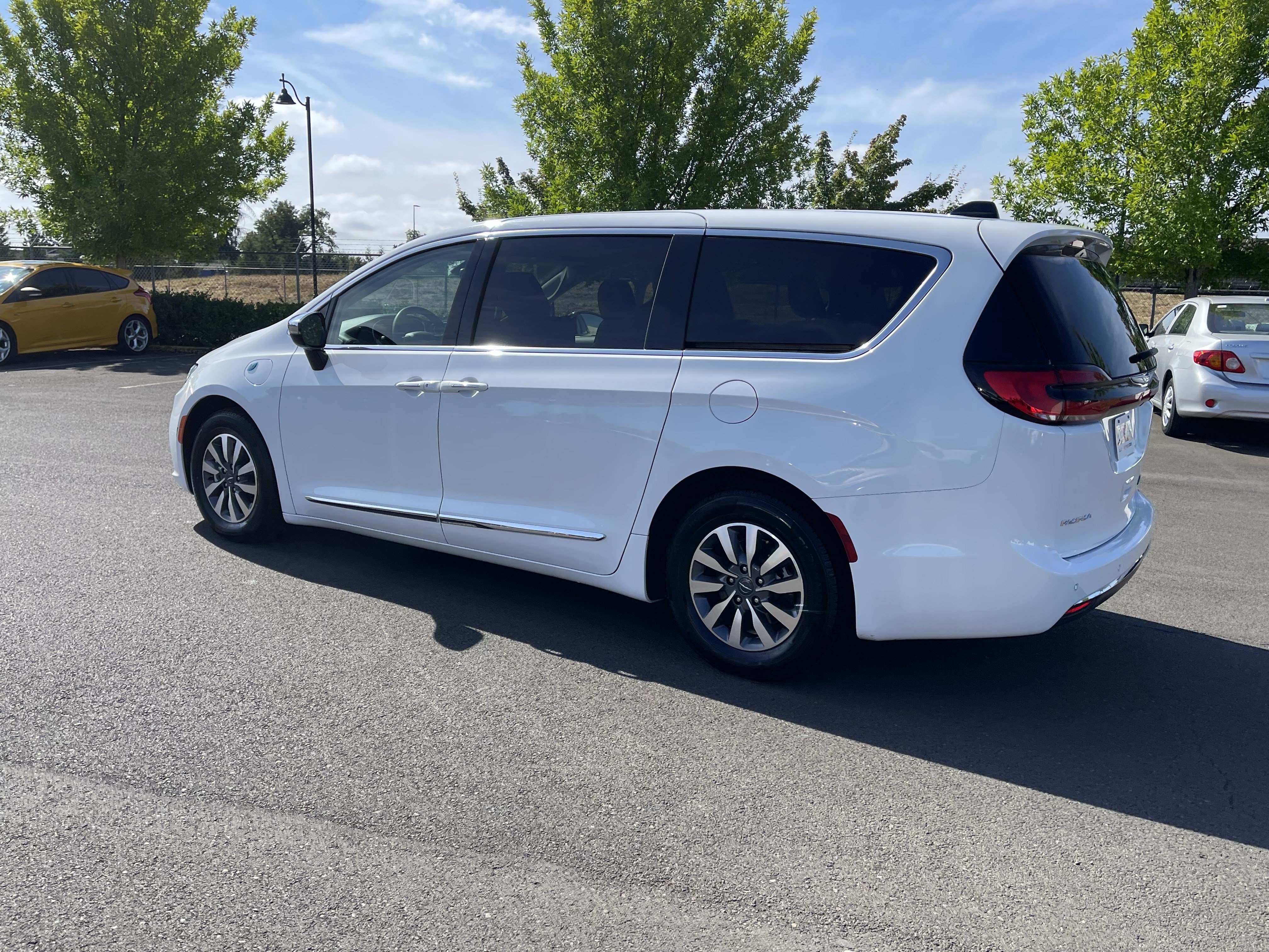 Used 2023 Chrysler Pacifica Limited FWD image 3