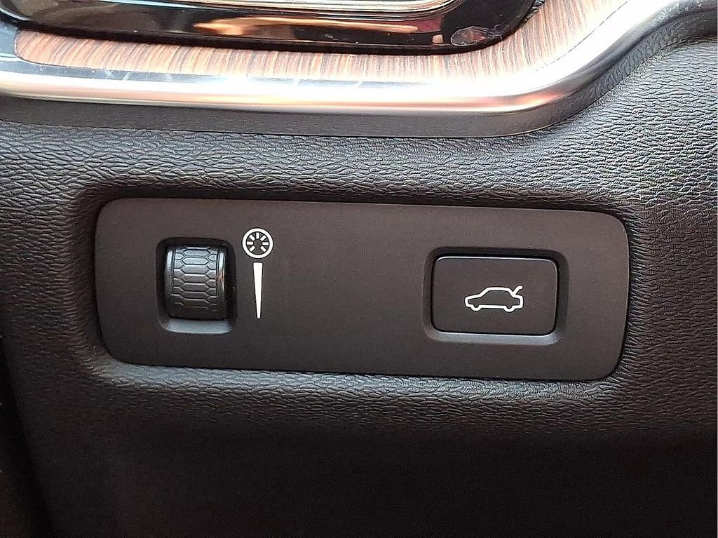 Used 2022 Volvo S60 B5 Momentum w/ Climate Package image 21