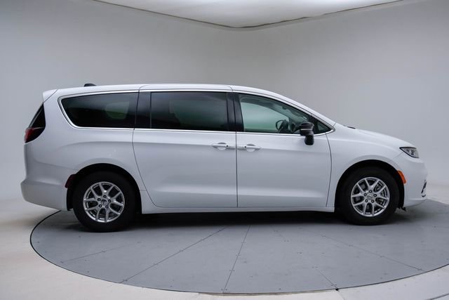 Used 2024 Chrysler Pacifica Touring-L image 9